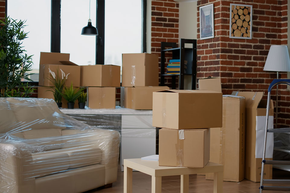 Möbeltransport in Wien Schwechat mit verpackten Möbeln und Kartons für sicheren Transport